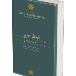 Puede incluir: Un libro de tapa dura de color verde azulado con detalles dorados, incluyendo diseños de estrellas. El título "CALLIGRAPHIE ARABE" está en blanco, con texto en árabe. El subtítulo es "Art - Bien-être - Culture". El lomo del libro es blanco.