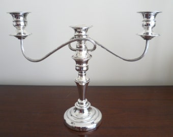 Candelabro vintage de tres luces bañado en plata de fabricación británica