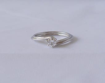 Anillo solitario vintage de platino y diamantes para mujer.