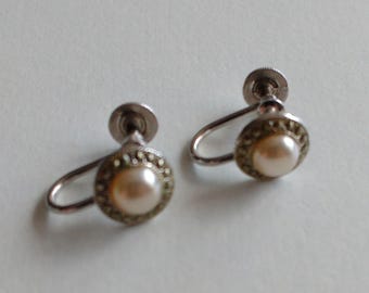 Par de pendientes de plata con perla y marcasita con cierre de rosca en caja de regalo.