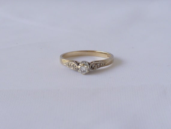 Ladies vintage Diamond solitaire ring 9ct yellow gold with white gold setting