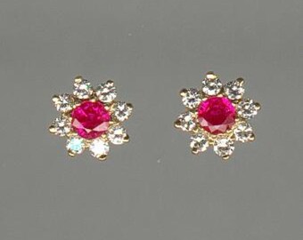 Par de pendientes vintage de oro amarillo de 18 quilates con rubíes y diamantes para orejas perforadas.