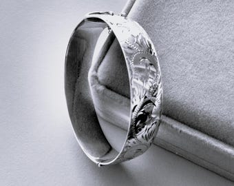 Brazalete vintage de plata maciza con sello distintivo