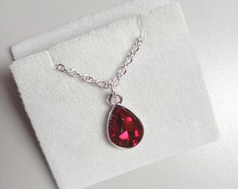 Colgante de piedra de nacimiento de cristal en tono plateado sobre cadena plateada
