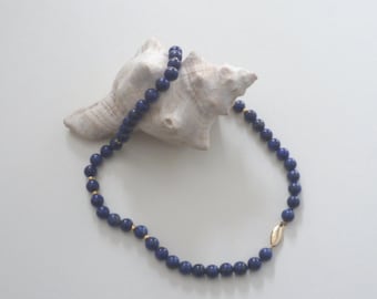 Collar con cuentas de lapislázuli de 8 mm, longitud aproximada de 17 pulgadas, con cierre de oro de 14 quilates y rondeles.