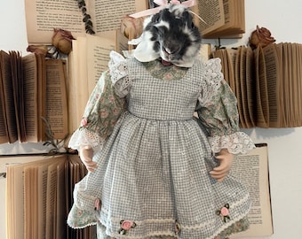 BRYANNA, cabeza de conejo momificada, cuerpo de muñeca de porcelana