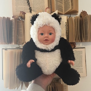 Puede incluir: Juego de tres tazas de cerámica con acabado mate moteado. Las tazas son de color crema, gris claro y gris oscuro. Cada taza tiene un diseño simple y minimalista.