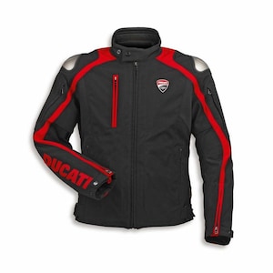 Può includere: Giacca da moto nera con dettagli rossi e logo Ducati. La giacca presenta strisce rosse sulle maniche e sulle spalle, un colletto rialzato e tasche con cerniera. La parola "DUCATI" è stampata sulla manica sinistra.