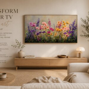 Peut inclure: Un écran de télévision mural affichant une peinture numérique de fleurs sauvages roses, violettes et jaunes. Le côté gauche de l'image présente le texte Transform Your TV into art sur un fond beige clair, illustrant une collection d'œuvres florales.