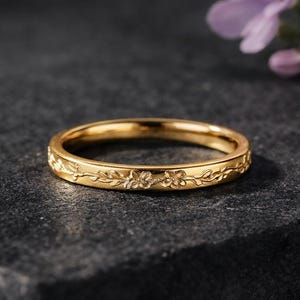 Alianza de oro con grabado floral, anillo fino de oro estilo vintage, anillo minimalista apilable, delicado anillo de aniversario para ella.