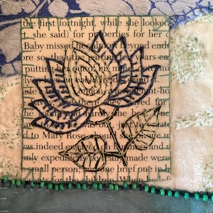 Carte postale de taille papier et tissu cousu Lotus Flower Image en Blues and Greens