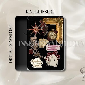 Può includere: Inserto Kindle nero con vari elementi decorativi. Include una cornice dorata, un orologio da tasca, carte da gioco e maschere teatrali. Il testo "Kindle Insert" e "Digital Download" sono visibili.