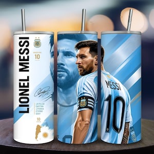 Puede incluir: Un vaso cil&iacute;ndrico con pajita que presenta un gr&aacute;fico de Lionel Messi con la camiseta de Argentina. El dise&ntilde;o incluye el texto LIONEL MESSI, el n&uacute;mero 10, el escudo de la selecci&oacute;n argentina, una firma y las palabras LA PULGA CAPITAN LEYENDA ETERNO GOAT.