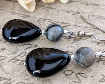 Oorbellen met druppelvormige hangers van sterling zilver en obsidiaan, minimalistische edelsteen sieraden, zwarte zilveren druppelvormige oorbellen, moderne gotische oorbellen, cadeau