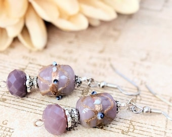 Orecchini in argento sterling color lavanda, orecchini in vetro lavorato a lume, gioielli fatti a mano, orecchini pendenti viola, orecchini artigianali, regali di Natale per