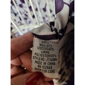Casaco de lã roxa vibrante com bolsos, estilo boho e quentinho, da Anthropologie. imagem 2