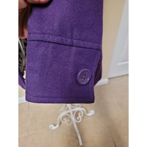 Casaco de lã roxa vibrante com bolsos, estilo boho e quentinho, da Anthropologie. imagem 4