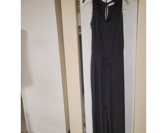 Macacão feminino Calvin Klein Chic preto de pernas largas, sem mangas e com decote em gota nas costas, tamanho 8.