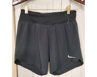 Nike Damen Dri-FIT Laufshorts Schwarz Laser Cut Perforiert Athletisch Größe S
