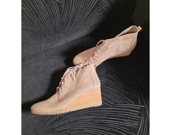 Bota de cano curto Dr. Scholls em veludo cotelê bege com cadarço e salto anabela, tamanho 8,5 M.