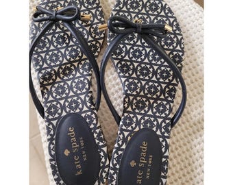 Kate Spade New York marineblauw wit teenslippers met bedel en strik, 7,5 M