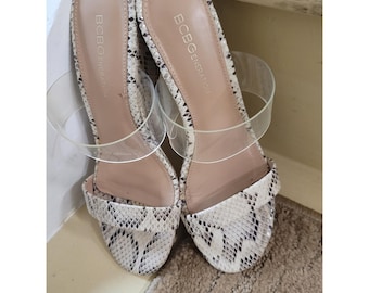 Sandały na koturnie BCBGeneration Pina ze skóry węża z przezroczystym paskiem i pasującą apaszką