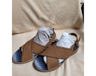 Muk Luks Damen Crisscross Slingback gepolsterte Sandalen Braun Wildlederimitat 9,5 NEU