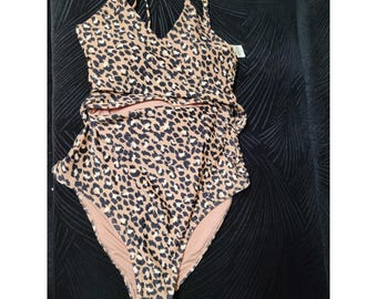 Eendelig badpak met overslag en uitsnijding aan de voorkant met luipaardprint lichtbruin zwart medium NWT