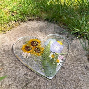 Pressed Flower Heart Resin Paperweight: Botanical Nature Decor