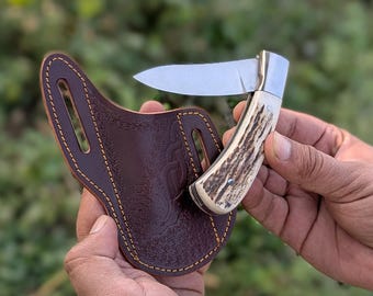 Navaja plegable de acero D2 personalizada con mango de asta de ciervo y funda de cuero. Navaja de caza grabada a medida, regalo para hombre.