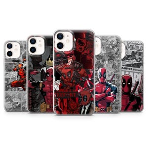 Puede incluir: Una colección de cinco fundas para teléfono con diseños de Deadpool. Las fundas muestran varios gráficos de estilo cómic en rojo, negro y blanco. Los diseños incluyen a Deadpool en poses de acción, viñetas de cómic y texto.
