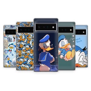 Puede incluir: Cinco fundas para teléfono con diseños de Pato Donald. Las fundas muestran ilustraciones de Pato Donald en varias poses y estilos. La paleta de colores incluye azul, blanco, amarillo y naranja, con algunas fundas con un fondo estampado.