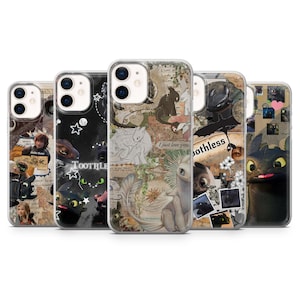 Può includere: Cinque custodie per telefono con design ispirati al film "Dragon Trainer". Le custodie presentano immagini di draghi, personaggi e testo, con una copertura protettiva trasparente.