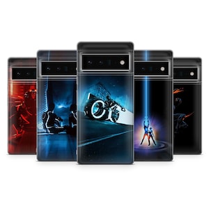 Puede incluir: Un conjunto de cinco fundas negras para teléfono con varios gráficos de ciencia ficción. Los diseños presentan elementos de color azul neón y rojo, incluyendo una motocicleta futurista, figuras y paisajes urbanos. Las fundas tienen un acabado brillante.