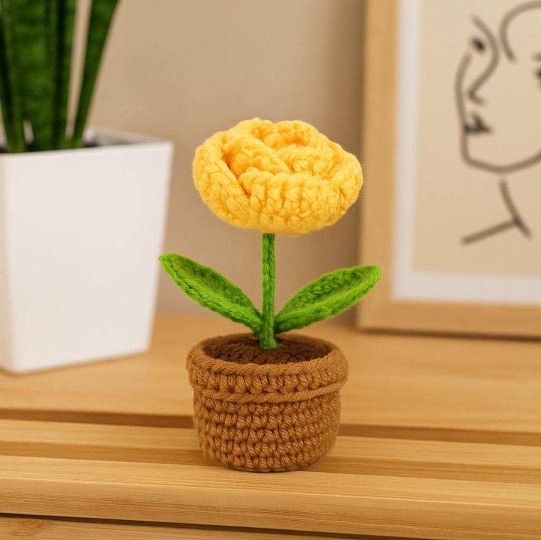 手作りかぎ針編みの黄色いバラ - ミニ鉢植えのあみぐるみフラワー