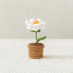 Handmade Crochet White Daisy – Mini Potted Amigurumi Flower Decor, Cute Floral Gift, Soft Yarn Plant for Home or Desk