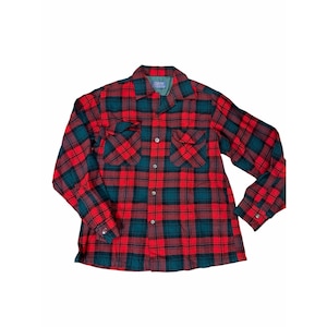 Puede incluir: Una camisa a cuadros roja, negra y verde azulado con dos bolsillos en el pecho. La camisa de manga larga tiene cuello y puños abotonados. La camisa está hecha de tela tejida.
