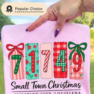 小さな町のPNG画像、クリスマスはもっと素敵なデザイン、郵便番号でカスタマイズできる町名Tシャツ、パステルカラーの可愛いクリスマスビレッジTシャツ、パーソナライズされたホリデーギフト