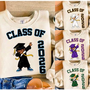 Klass av 2026 Dabbing Graduate Bundle PNG, examen pojke flicka senior clipart, svartvit barn examenströja design, examen png, hatt png