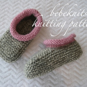 Bebeknits Patrón de tejido de pantuflas para niños pequeños Normandy con parte superior enrollada en 3 tamaños