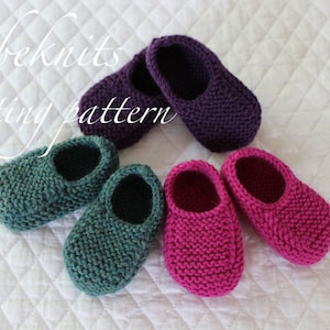Op de afbeelding: Drie paar gebreide babyschoentjes in verschillende kleuren: teal, paars en roze. De schoentjes zijn gemaakt met een eenvoudige breisteek en hebben een afgeronde teen.