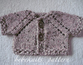 Bebeknits Quick Knit Babykofta med två knappar Stickmönster