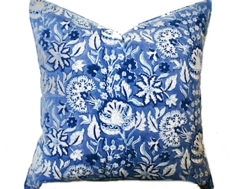 Op de afbeelding: Blauw-witte kussenhoes met bloemenpatroon. De kussenhoes heeft een traditioneel Indiaas blokprintontwerp.