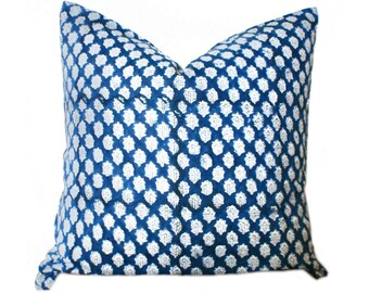 Op de afbeelding: Een blauw en wit gepatroneerd kussen met een geometrisch ontwerp. Het kussen is gemaakt van een zachte, comfortabele stof en is perfect om elke kamer een vleugje stijl te geven.