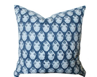 Op de afbeelding: Een blauw kussen met een wit bloemenpatroon. Het kussen is gemaakt van een zachte, comfortabele stof en is perfect om elke kamer een vleugje stijl te geven.