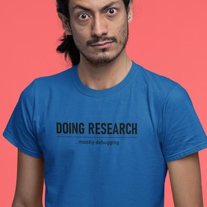 Doing Research T-Shirt | Science Humor T-Shirt - Nerd Shirt für Wissenschaftler u. Programmierer | Tech Humor Geschenk für MINT & Informatik