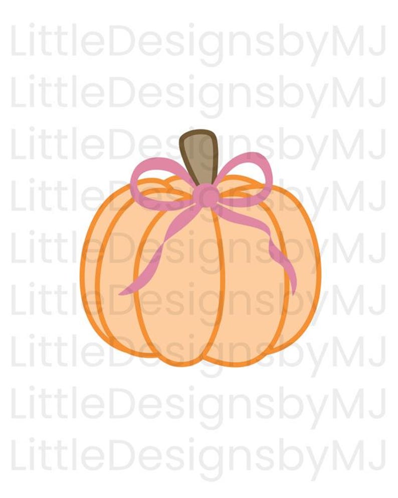 Puede incluir: Ilustraci&oacute;n digital de una calabaza con cuerpo naranja claro, tallo marr&oacute;n y lazo rosa. La calabaza tiene l&iacute;neas verticales para indicar las secciones. El texto "Little Designs by MJ" se repite en el fondo.