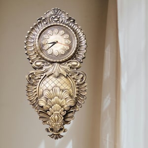 Handgeschnitzte Wanduhr aus Holz - Vintage Style Rustikale Wohnkultur - Einzigartiges kunstvolles Geschenk - Barock Akzent Uhr - Zeitmesser im Antik-Look