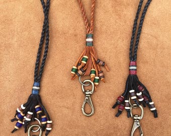 Cordón de cuero para credencial de identificación hecho a mano: flecos de cuentas y herrajes de latón.