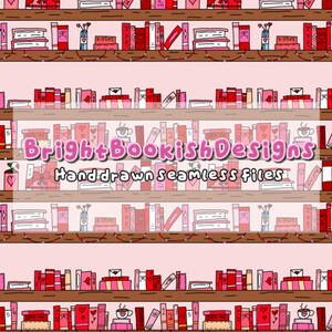 Op de afbeelding: Naadloos patroon met boekenplanken vol boeken in rood, roze en wit. Het ontwerp bevat harten, enveloppen en koffiekopjes. De tekst "Bright Bookish Designs" en "Hand drawn seamless files" zijn zichtbaar.